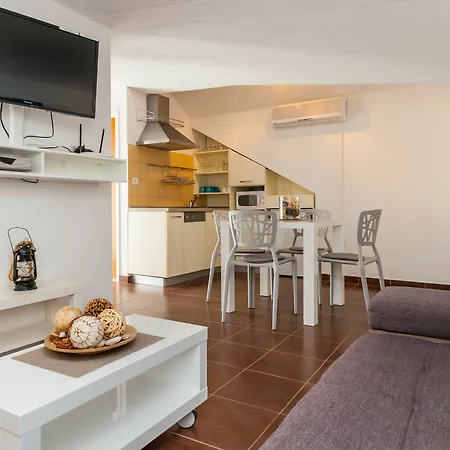 Livia Apartment *